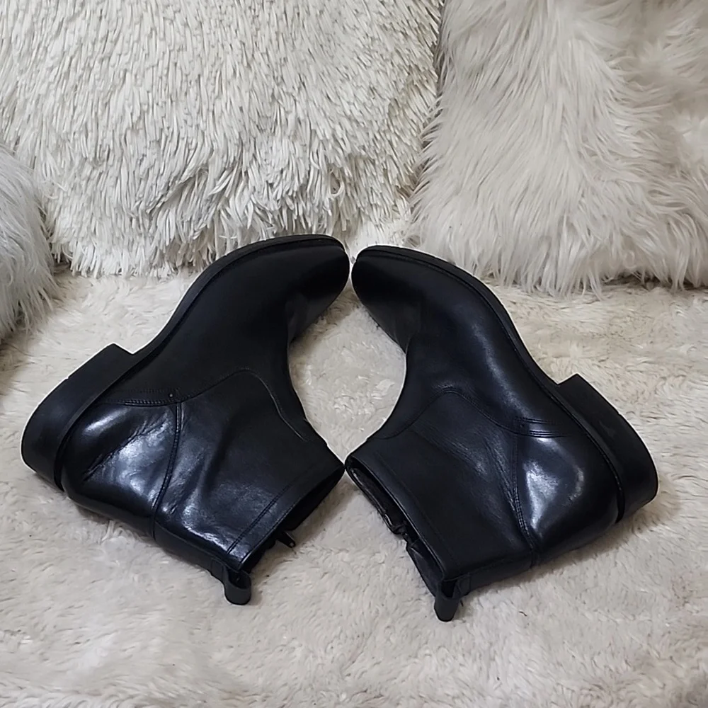 Johnston & Murphy Black Leather Chelsea Boots